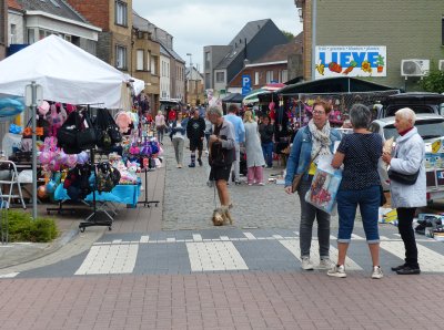 ADEGEM KERMIS BEGON ONDER EEN GRIJS WOLKENDEK