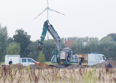 TWEE BOMMEN UIT WO II OP TOEKOMSTIG INDUSTRIETERREIN