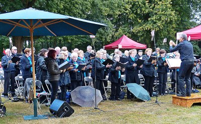 HERDENKINGSPLECHTIGHEID MET ZON EN IN DE REGEN