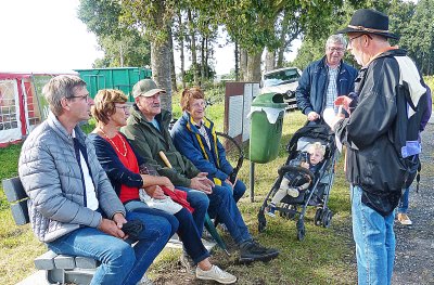 LANDELIJKE GILDE VIERDE ROND HAAR ZITBANK