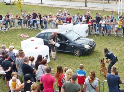 EEN MASSA VOLK OP DE OPENDEURDAG VAN DE VEILIGHEIDSDIENSTEN