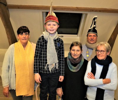 JEUGDPRINS SJEFF VERKOOPT SJAALS EN SOEP VOOR HET GOEDE DOEL