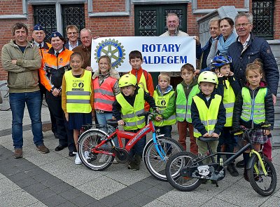 NIEUWE HESJES EN FIETSHELMEN VOORGESTELD