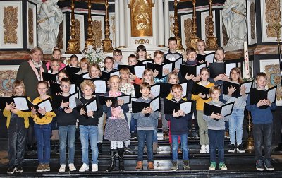 KINDERKOOR DE VBS DE PAPAVER KLAAR VOOR HET KERSTCONCERT