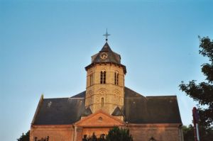 Kerktoren op een vroege zomermorgen